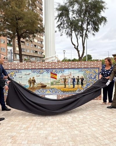 25102025 Descubriendo el zócalo de cerámica de la nueva bandera de Talavera de la Reina