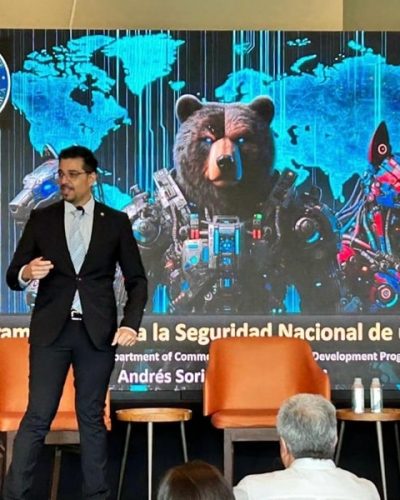 Andrés Soriano durante su conferencia en la Embajada de EEUU