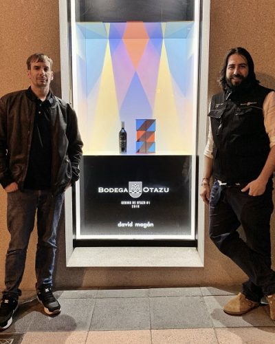 De izquierda a derecha el artista David Magán y Guillermo Penso, director general de Bodega Otazu
