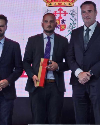 Diputado entrega el premio a Letur