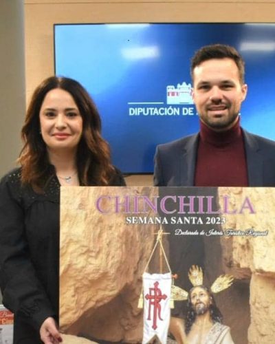 El diputado de Cultura, la concejala de Chinchilla y el pte. de la Junta de Cofradias posan con el cartel de la Semana Santa 2023.