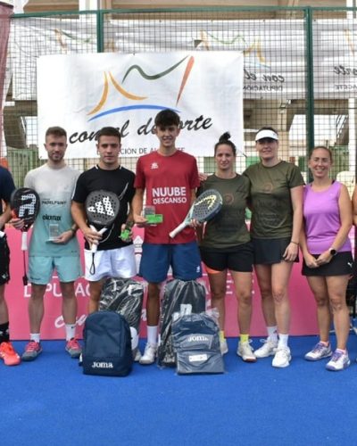 El diputado de Deportes posa junto a las parejas ganadoras y a las subcampeonas