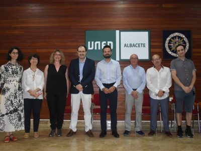 El diputado provincial de Educacioin, junto al alcalde de Chinchilla, al director de la UNED en Albacete y a los coordinadores y directores de los cursos de verano