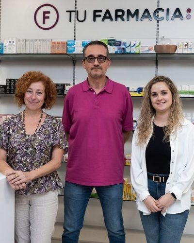 El doctor, Luis Martínez, y la doctoranda, Cristina García, junto con el resto del equipo investigador del proyecto