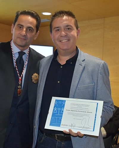 El presidente de la Diputación, Santi Cabañero, posa con el reconocimiento recibido, junto al decano del Ilustre Colegio de la Abogacía de Albacete, Albino Escribano