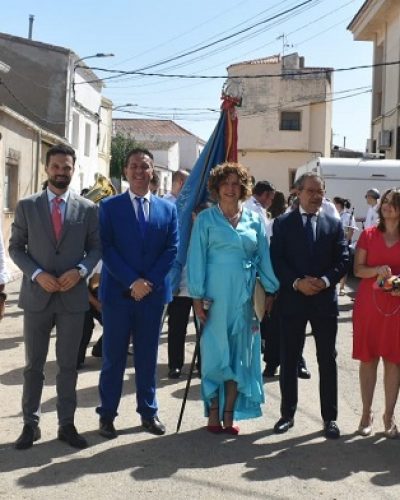 El presidente de la Diputación de Albacete, junto al diputado de Cultura y a la alcaldesa de Navas de Jorquera, durante la procesion