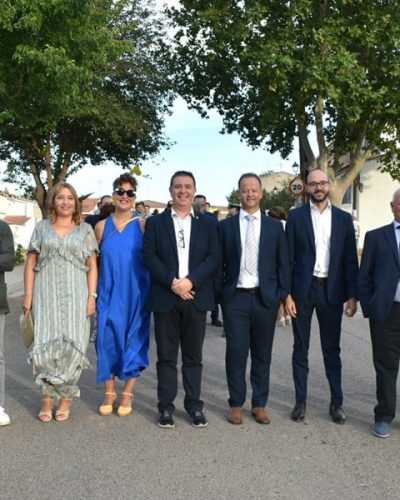 El presidente de la Diputación junto al alcalde de Alborea y a otros responsables políticos durante el inicio de la cabalgata