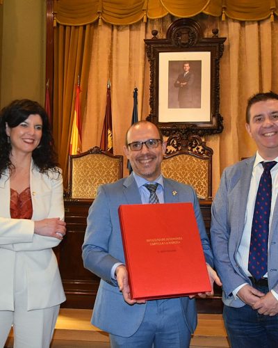 El presidente provincial de Albacete recibe ejemplar conmemorativo 40 aniversario Estatuto de Autonomia de manos del presidente de las Cortes de CLM con la vicepresidenta de las mismas II