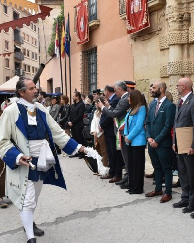 El vicepresidente, junto a la alcaldesa de Almansa, al alcalde de Volare y al delegado de la jccm durante el desfile (3)
