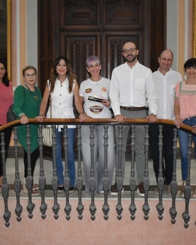El vicepresidente y la diputada de Atención Ciudadana posan junto a Inma Liñán y a miembros de la Asociación de Peluquería