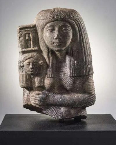 Escultura-femenina-con-un-Sistro-Hathorico.-Reino-Nuevo-1570-1070-a.-C..-Szepmuveszeti_Muzeum.-Museum-of-Fine-Arts_Budapest1