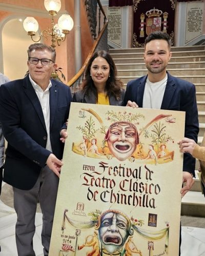 Foto de familia con el cartel del Festival de Teatro Clasico de Chinchilla