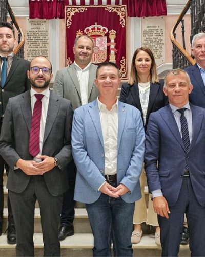 Foto de familia en la visita del embajador de Macedonia del Norte al Palacio Provincial plano medio