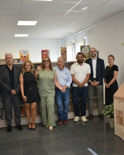 Foto de familia tras la inauguración de la Biblioteca Municipal de Alatoz