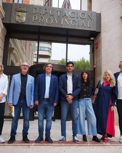 Foto de grupo en los accesos a Dipualba