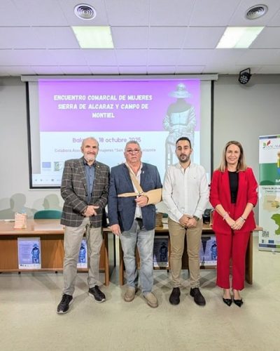 Foto de las personas que han intervenido en el Encuentro Comarcal de Mujeres Rurales SACAM