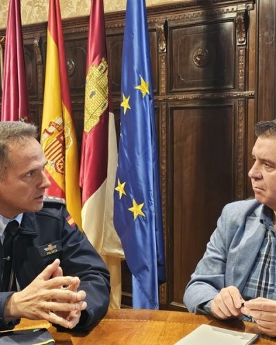 Imagen del encuentro entre el presidente provincial y el coronel de la Base Aerea y Ala 14 de Albacete