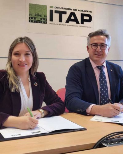 La consejera delegada del ITAP, Amparo Torres, y el director de Banca Rural en Globalcaja, Alberto Marcilla, suscriben el convenio entre el Instituto Tecnico y Globalcaja. 1 (3)