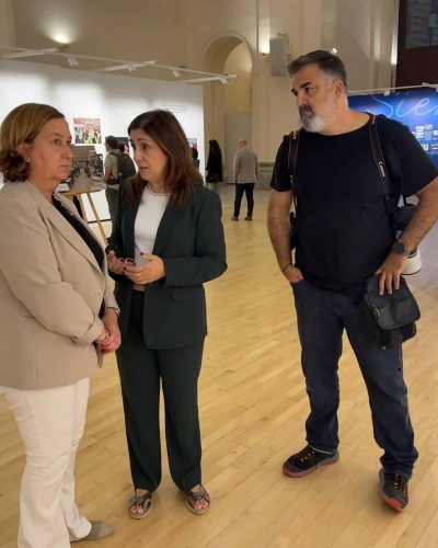 La presidenta de la Diputación de Toledo visita la exposición fotográfica ‘Momentos icónicos de nuestra historia reciente’ que conmemora los 40 de la Agencia EFE en Castilla-La Mancha2