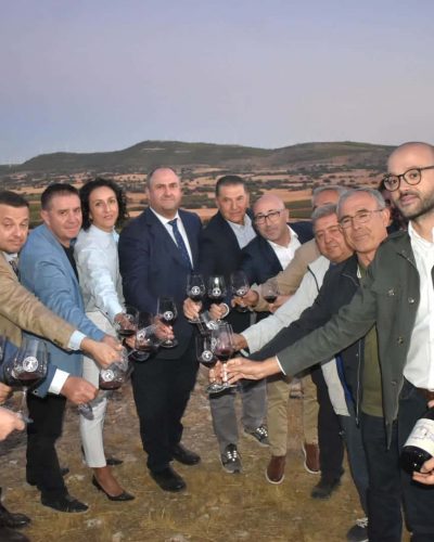 Las autores y los responsables de la bodega brindan