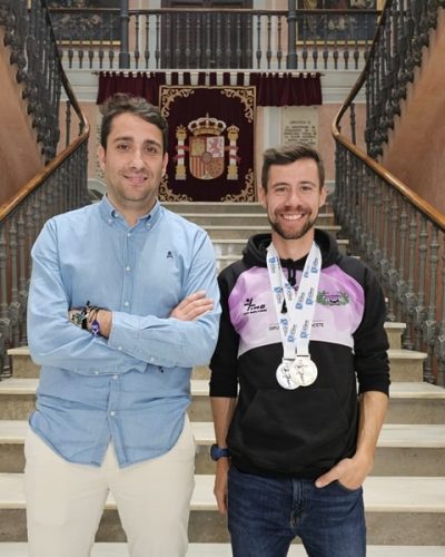 Plano medio del diputado provincial de Deportes con Diego Díaz, plata y bronce en el Campeonato del Mundo de SkySnow