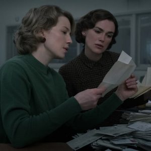 (L-R): Carrie Coon as Jean Cole and Keira Knightley as Loretta McLaughlin in 20th Century Studios' BOSTON STRANGLER, exclusively on Hulu. Photo by Claire Folger. © 2022 20th Century Studios. All Rights Reserved.