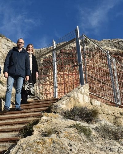 Un momento de la visita a las pinturas rupestres de la Cueva de la Vieja de Alpera
