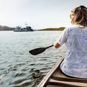 woman-canoeing-on-the-elbe